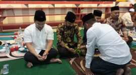 Bupati dan Wakil Bupati Aceh Timur dan Anggota DPRK Langsa dr. Febri Aska Putra, anggota DPRK Aceh Timur Ridwan Efendi di pesijuk saat acara buka puasa bersama alumni MUQ Langsa 
