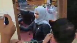 Ketua DPRK Langsa saat memasuki ruang kerjanya yang baru saja di buka penyegelannya. (Foto screenshot video yang beredar di media sosial)