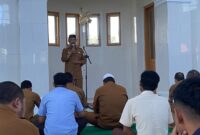 Wakil Bupati Aceh Besar Drs H Syukri menyampaikan Kuliah Tujuh Menit (Kultum) di Mushalla Ar-Rahman komplek Kantor Bupati Aceh Besar, Kota Jantho, Senin (3/3/2025).