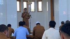 Wakil Bupati Aceh Besar Drs H Syukri menyampaikan Kuliah Tujuh Menit (Kultum) di Mushalla Ar-Rahman komplek Kantor Bupati Aceh Besar, Kota Jantho, Senin (3/3/2025).