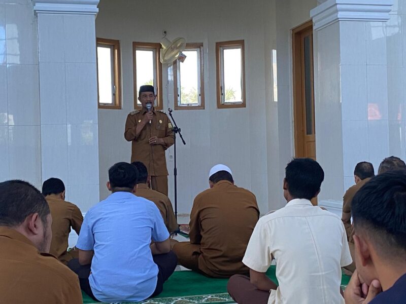 Wakil Bupati Aceh Besar Drs H Syukri menyampaikan Kuliah Tujuh Menit (Kultum) di Mushalla Ar-Rahman komplek Kantor Bupati Aceh Besar, Kota Jantho, Senin (3/3/2025).