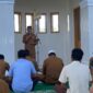 Wakil Bupati Aceh Besar Drs H Syukri menyampaikan Kuliah Tujuh Menit (Kultum) di Mushalla Ar-Rahman komplek Kantor Bupati Aceh Besar, Kota Jantho, Senin (3/3/2025).