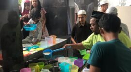 Prosesi sajikan bubur Kanji Rubi Ala Pemuda Gampong Keuramat, Kuta Alam, Banda Aceh Senin 10/03/2025.