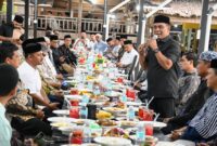 Bupati Aceh Besar memberikan keterangan pers kepada media cetak dan elektronik seusai buka puasa bersama ICMI Aceh Besar di Rumah Makan Cut Bit, Gampong Bueng Bakjok, Kuta Baro, Aceh Besar, Sabtu (15/03/2025).