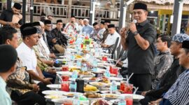 Bupati Aceh Besar memberikan keterangan pers kepada media cetak dan elektronik seusai buka puasa bersama ICMI Aceh Besar di Rumah Makan Cut Bit, Gampong Bueng Bakjok, Kuta Baro, Aceh Besar, Sabtu (15/03/2025).