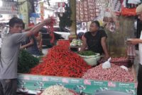 Kurniawan Pedangang Sembako, sedang perlihatkan Cabai Merah di Pasar Kartini, Peuyong, Banda Aceh. Jumat 28/03/2025.