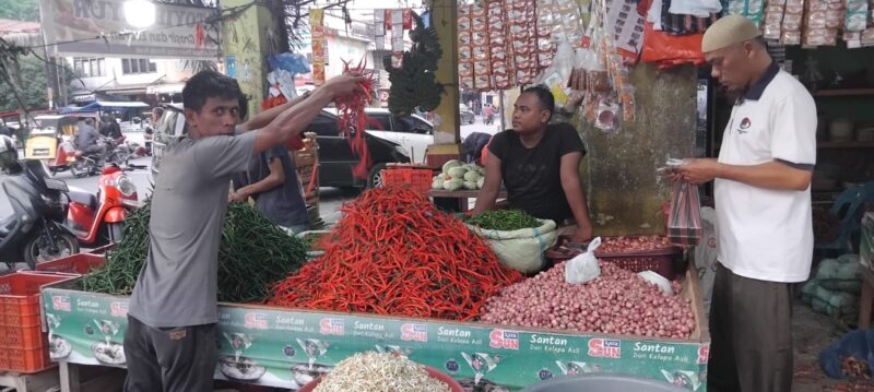 Kurniawan Pedangang Sembako, sedang perlihatkan Cabai Merah di Pasar Kartini, Peuyong, Banda Aceh. Jumat 28/03/2025.