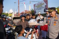 Kapolres Pidie AKBP Jaka Mulyana, SIK, MIK Polres Pidie membagikan takjil gratis menjelang berbuka puasa kepada masyarakat  di jalan Tgk Chik Ditiro Sigli depan Mapolres Pidie. selasa (04/03/2025)