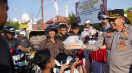 Kapolres Pidie AKBP Jaka Mulyana, SIK, MIK Polres Pidie membagikan takjil gratis menjelang berbuka puasa kepada masyarakat  di jalan Tgk Chik Ditiro Sigli depan Mapolres Pidie. selasa (04/03/2025)