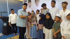 Ketua DPD Partai Demokrat Aceh Muslim,S.H.I.,M.M, serahkan santunan kepada anak yati secara simbolis di Momentum buka puasa bersama Ramadhan 1446 H/ 2025 M, Jumat 07/03/2025. foto IST Dicky.