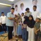 Ketua DPD Partai Demokrat Aceh Muslim,S.H.I.,M.M, serahkan santunan kepada anak yati secara simbolis di Momentum buka puasa bersama Ramadhan 1446 H/ 2025 M, Jumat 07/03/2025. foto IST Dicky.