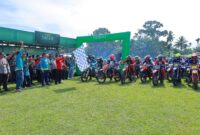 sejumlah peserta Trail Adventure Lestari Bumi Teuku Umar tepatnya di Lapangan Sepak Bola Kuala Bhee, Kecamatan Woyla pacu meningalkan area pembukaan.