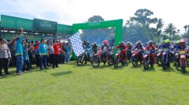 sejumlah peserta Trail Adventure Lestari Bumi Teuku Umar tepatnya di Lapangan Sepak Bola Kuala Bhee, Kecamatan Woyla pacu meningalkan area pembukaan.
