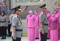 Kapolda Aceh Irjen Dr. Achmad Kartiko memimpin upacara serah terima jabatan (sertijab) Wakapolda Aceh dari Brigjen Pol. Misbahul Munauwar kepada Brigjen Pol. Ari Wahyu Widodo. Sertijab tersebut digelar di Lobi Mapolda Aceh, Rabu, 9 April 2025.