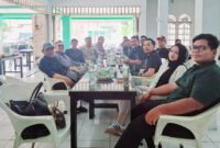 Ketua KIP Aceh Agusni AH SE, bersama anggota KPU RI Persadaan Harahap saat bersilaturahmi di salah satu cafe di kota Langsa 