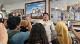 Menteri Perumahan dan Kawasan Permukiman, Maruarar Sirait memberikan keterangan pers terkait pengalokasian 1.000 rumah subsidi untuk wartawan di Kantor PKP, Wisma Mandiri, Jakarta, Selasa, 8 April 2025. (Dok PWI Pusat).