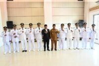 Bupati Aceh Besar, H Syech Muharram Idris (baju safari hitam) Wakil Bupati Aceh Besar, Drs H Syukri A Jalil foto bersama seusai pelantikan Camat di Ruang Rapat Kantor Bupati Aceh Besar, Kota Jantho, Senin (14/04/2025).