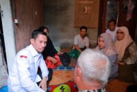 Bupati Aceh Barat Tarmizi saat menyambangi salah satu rumah pasien dalam program Dokmaru