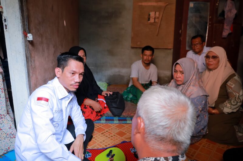 Bupati Aceh Barat Tarmizi saat menyambangi salah satu rumah pasien dalam program Dokmaru