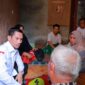 Bupati Aceh Barat Tarmizi saat menyambangi salah satu rumah pasien dalam program Dokmaru