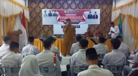 Kepala Badan Kesbangpol Langsa Drs Zulhadisyah S MSP, saat memberikan arahan kepada pelajar dalam seleksi Paskibraka