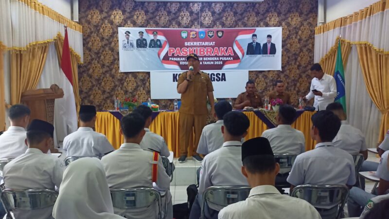Kepala Badan Kesbangpol Langsa Drs Zulhadisyah S MSP, saat memberikan arahan kepada pelajar dalam seleksi Paskibraka