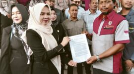 Ketua DPRK Langsa Melvita Sari SAB menerima surat somasi yang diberikan koordinator aksi Zulfadli i depan gedung DPRK Langsa 