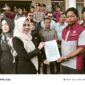 Ketua DPRK Langsa Melvita Sari SAB menerima surat somasi yang diberikan koordinator aksi Zulfadli i depan gedung DPRK Langsa 