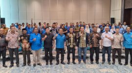 Wagub Aceh, Fadhlullah foto bersama dengan peserta dan tamu undangan acara Simposium Ekonomi: Kolaborasi PWI-BSI Mendukung UMKM Aceh di Lantai 8  Gedung Landmark BSI Aceh, Kamis, 24 April 2025. (Dok PWI Aceh/Abdul Hadi)