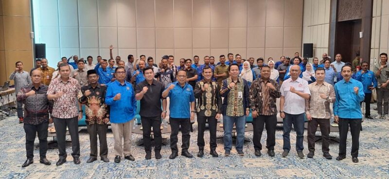 Wagub Aceh, Fadhlullah foto bersama dengan peserta dan tamu undangan acara Simposium Ekonomi: Kolaborasi PWI-BSI Mendukung UMKM Aceh di Lantai 8  Gedung Landmark BSI Aceh, Kamis, 24 April 2025. (Dok PWI Aceh/Abdul Hadi)