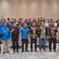 Wagub Aceh, Fadhlullah foto bersama dengan peserta dan tamu undangan acara Simposium Ekonomi: Kolaborasi PWI-BSI Mendukung UMKM Aceh di Lantai 8  Gedung Landmark BSI Aceh, Kamis, 24 April 2025. (Dok PWI Aceh/Abdul Hadi)