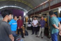 Keterangan Foto: Tim penilai penerapan Tanggung Jawab Sosial Lingkungan Perusahaan (TJSLP) dalam rangka kegiatan CSR Award Kabupaten Aceh Barat 2024 yang terdiri dari Bappeda Aceh Barat dan Universitas Teuku Umar (UTU) mengunjungi lokasi peserta magang pengelasan program PT Mifa Bersaudara di Gampong Ujong Drien Rampak, Kecamatan Johan Pahlawan, Kabupaten Aceh Barat, Rabu, 13 Maret 2024 yang lalu. 