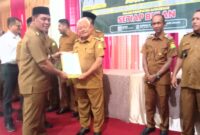 Bupati Aceh Besar H. Muharram Idris (Syech Muharram) Menyerahkan Secara Simbolis Pembayaran Gaji Aparatur Gampong setiap bulan., Dekranasda Aceh Besar, Senin, 28/04/2025. Photo : Tim Media Commando Independen Aceh Besar. Senin 28/04/2025.