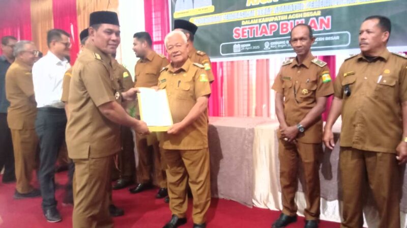 Bupati Aceh Besar H. Muharram Idris (Syech Muharram) Menyerahkan Secara Simbolis Pembayaran Gaji Aparatur Gampong setiap bulan., Dekranasda Aceh Besar, Senin, 28/04/2025. Photo : Tim Media Commando Independen Aceh Besar. Senin 28/04/2025.