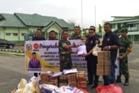 Ketua Barsabnas H.Hasan Basri SH MH., menyerahkan bantuan sosial kepada korban kebakaran melalui Kasdim 0104/Aceh Timur Mayor Inf Hanafi di Makodim setempat, Senin (7/4/25).