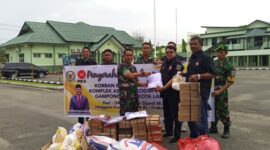 Ketua Barsabnas H.Hasan Basri SH MH., menyerahkan bantuan sosial kepada korban kebakaran melalui Kasdim 0104/Aceh Timur Mayor Inf Hanafi di Makodim setempat, Senin (7/4/25).