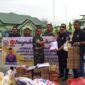 Ketua Barsabnas H.Hasan Basri SH MH., menyerahkan bantuan sosial kepada korban kebakaran melalui Kasdim 0104/Aceh Timur Mayor Inf Hanafi di Makodim setempat, Senin (7/4/25).