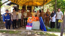 Pemerintah Kabupaten Aceh Barat salurkan bantuan dan santunan kepada keluarga korban kebakaran di Desa Alue Raya, Kecamatan Samatiga, senin (21/4/2025)’