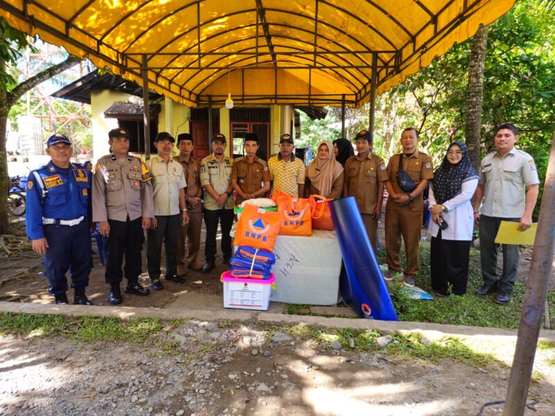 Pemerintah Kabupaten Aceh Barat salurkan bantuan dan santunan kepada keluarga korban kebakaran di Desa Alue Raya, Kecamatan Samatiga, senin (21/4/2025)’
