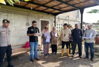 Ketua Majelis Hakim Dr. Muhammad Redha Valevi, SHI, MH di dampingi Fadhlia, S.Sy. dan Nurul Husna SH masing-masing Hakim Anggota melaksanakan Sidang Pemeriksaan Setempat (Descente) sengketa perkara kewarisan Nomor 433/Pdt.G/2024/MS.Jth di Gampong Tanjung Dayah Kecamatan Darussalam, Kabupaten Aceh Besar, Kamis (10/04/2025).