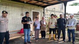 Ketua Majelis Hakim Dr. Muhammad Redha Valevi, SHI, MH di dampingi Fadhlia, S.Sy. dan Nurul Husna SH masing-masing Hakim Anggota melaksanakan Sidang Pemeriksaan Setempat (Descente) sengketa perkara kewarisan Nomor 433/Pdt.G/2024/MS.Jth di Gampong Tanjung Dayah Kecamatan Darussalam, Kabupaten Aceh Besar, Kamis (10/04/2025).