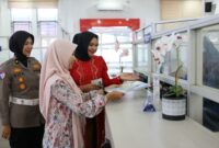 petugas Samsat Banda Aceh menggunakan baju adat dalam memberikan layanan kepada masyarakat," kata Dirlantas Polda Aceh, Kombes Pol Muhammad Iqbal Alqudusy, melalui Kasi STNK Ditlantas Polda Aceh, Kompol Vifa Fibriana, SH, SIK, MH, Senin, 21 April 2025.