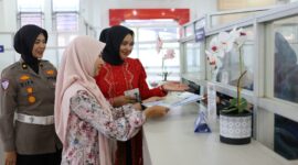 petugas Samsat Banda Aceh menggunakan baju adat dalam memberikan layanan kepada masyarakat,