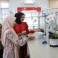 petugas Samsat Banda Aceh menggunakan baju adat dalam memberikan layanan kepada masyarakat,
