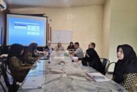 Sekretaris Dinas Kesehatan Aceh Besar Nelly Ulfiati SKM MPH memimpin rapat inventarisasi Industri Rumah Tangga (IRT) Pangan Unggulan di Lambaro, Ingin Jaya, Kamis (24/04/2025).