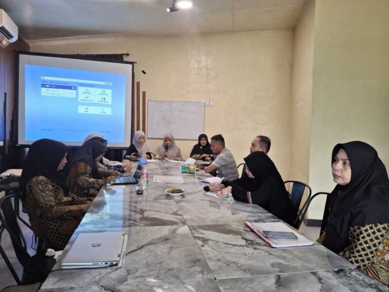Sekretaris Dinas Kesehatan Aceh Besar Nelly Ulfiati SKM MPH memimpin rapat inventarisasi Industri Rumah Tangga (IRT) Pangan Unggulan di Lambaro, Ingin Jaya, Kamis (24/04/2025).
