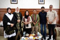 Gubernur Aceh, H. Muzakir Manaf, menyambut kedatangan Menteri Kehutanan Indonesia, Raja Juli Antoni, serta rombongan Komisi IV DPR RI di Bandara Sultan Iskandar Muda, Aceh Besar, Rabu, 9 April 2025. ⁣⁣⁣