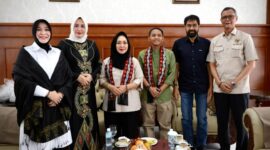 Gubernur Aceh, H. Muzakir Manaf, menyambut kedatangan Menteri Kehutanan Indonesia, Raja Juli Antoni, serta rombongan Komisi IV DPR RI di Bandara Sultan Iskandar Muda, Aceh Besar, Rabu, 9 April 2025. ⁣⁣⁣