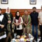 Gubernur Aceh, H. Muzakir Manaf, menyambut kedatangan Menteri Kehutanan Indonesia, Raja Juli Antoni, serta rombongan Komisi IV DPR RI di Bandara Sultan Iskandar Muda, Aceh Besar, Rabu, 9 April 2025. ⁣⁣⁣