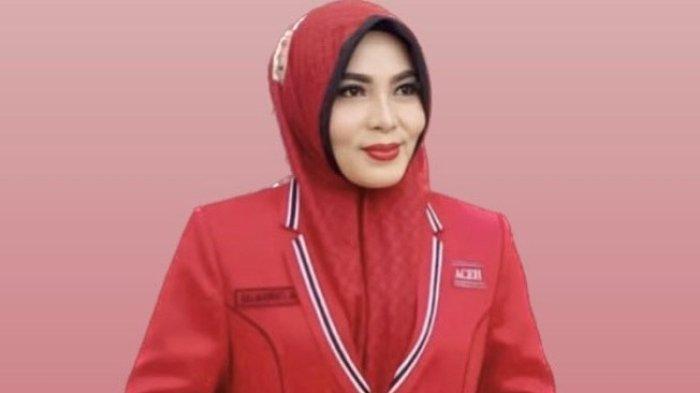 Bunda Salma merupakan istri dari Gubernur Aceh, Muzakir Manaf (Mualem). Ia akan resmi mengisi kursi DPRA menggantikan Ismail A Jalil alias Ayahwa, politisi dari Dapil Aceh 5, yang sebelumnya memilih mundur untuk maju dalam Pilkada Aceh Utara 2024. selasa 202/05/2025.